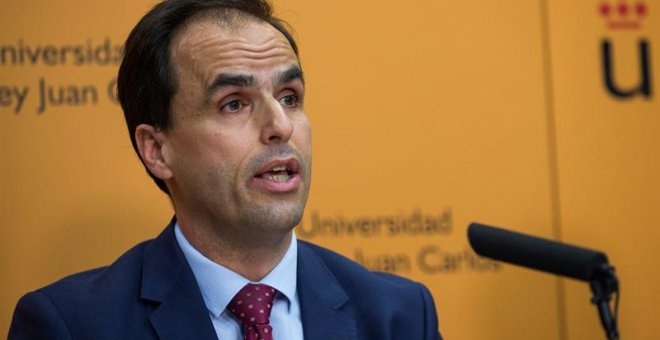 El rector del Universidad Rey Juan Carlos (URJC), Javier Ramos, durante la rueda de prensa ofrecida en la universidad Rey Juan Carlos de Móstoles, para explicar las informaciones sobre el expediente de Cristina Cifuentes. Rodrigo Jiménez (EFE)