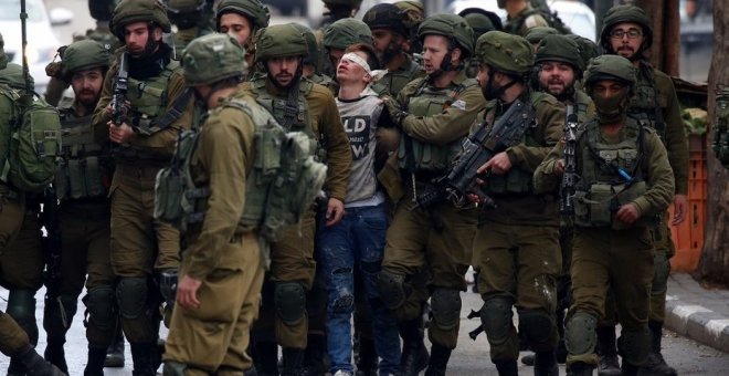 Soldados israelíes detienen a un joven palestino durante unas protestas contra la decisión del presidente estadounidense, Donald Trump, de reconocer a Jerusalén como capital de Israel, en la ciudad cisjordana de Hebrón (Palestina). Abed Al Hashlamoun (EFE