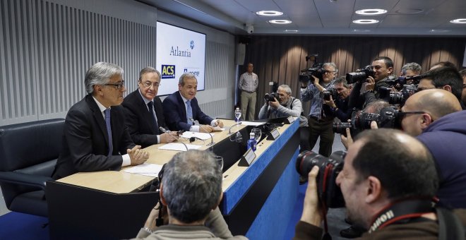 El presidente de ACS, Florentino Pérez (c); el consejero delegado de Atlantia, Giovanni Castelluci (i), y el presidente de Hochtief, Marcelino Fernández Verdes (d), posan antes de la rueda de prensa para explicar los detalles de su oferta conjunta Abertis