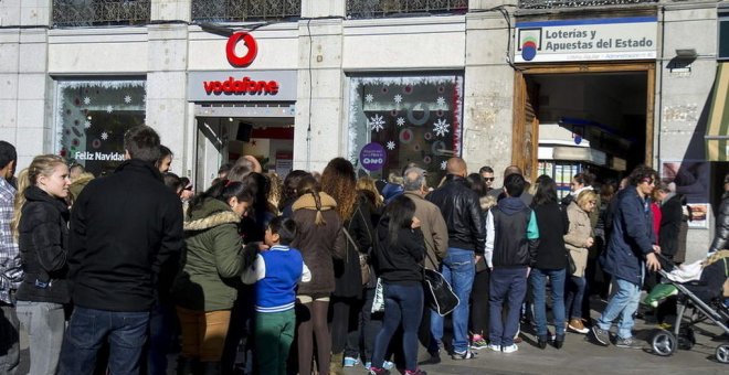 Colas en la Puerta del Sol de Madrid el día de antes del sorteo de Navidad. EFE/Archivo