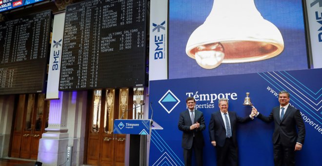 El consejero delegado de Témpore Properties, Nicolás Díaz Saldaña (d), el presidente Juan Dios (c), y el presidente de Sareb, Jaime Echegoyen (i), realizan el tradicional toque de campana para el estreno de la socimi del banco malo en el Mercado Alternati