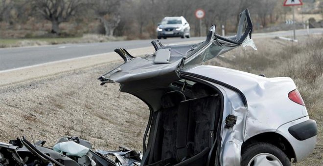 estado de un coche tras un accidente en la N-122. - EFE