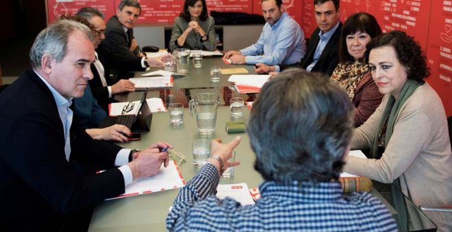 Fotografía facilitada por el PSOE de la reunión de trabajo que ha mantenido hoy en Ferraz en el secretario general, Pedro Sánchez (3d), con miembros de la Ejecutiva y del equipo económico del partido. | EFE