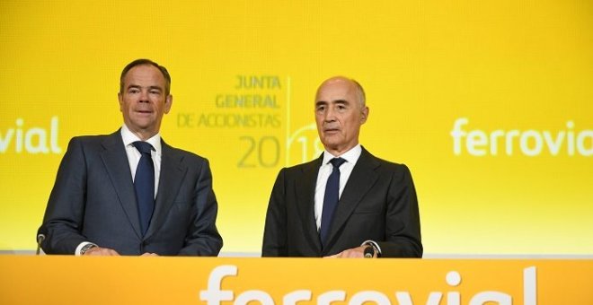 El presidente y primer accionista de Ferrovial, Rafael del Pino (i), y su consejero delegado, Íñigo Meirás (d), durante la junta general de accionistas de la compañía.