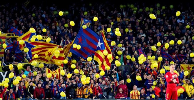 Lanzamiento de globos amarillos en el Nou Camp. / EFE