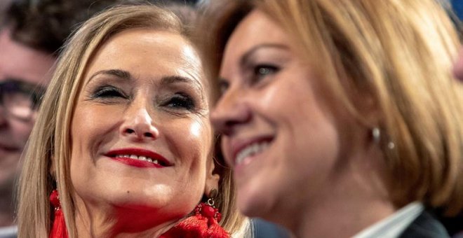 La presidenta de la Comunidad de Madrid, Cristina Cifuentes, y la secretaria general del PP, María Dolores de Cospedal (d) durante la Convención Nacional del PP que se celebra hoy en Sevilla. EFE/Julio Muñoz