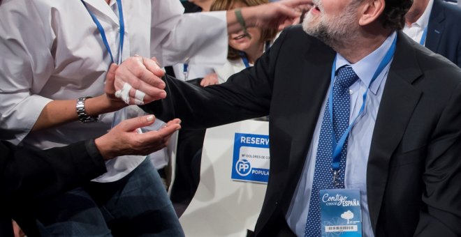 El presidente del Gobierno, Mariano Rajoy, y la secretaria general del Partido Popular, María Dolores de Cospedal, durante la inauguración de la Convención Nacional del PP en Sevilla. EFE/Raúl Caro