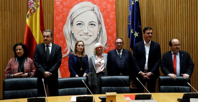 De izquierda a derecha, Margarita Robles, José Luis Rodríguez Zapatero, Ana Pastor, Esther Piqueras, Baltasar Chacón, Pedro Sánchez y Miguel Iceta, durante el acto en homenaje a la exministra de Defensa Carme Chacón. /EFE