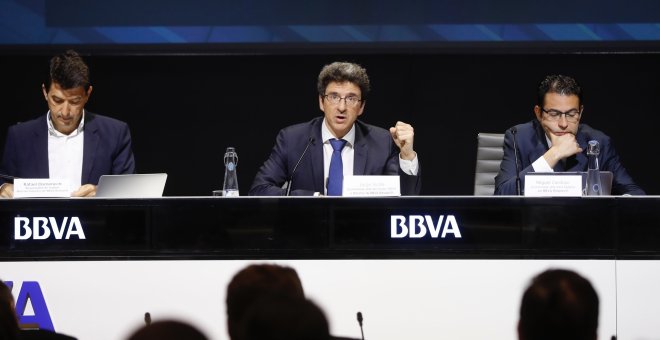 El responsable de Análisis Macroeconómico de BBVA Research, Rafael Doménech (i), el economista Jefe del Grupo BBVA y Director de BBVA Research Jorge Sicilia (c), y el jefe para España en BBVA Research Miguel Cardoso, durante la presentación del informe so