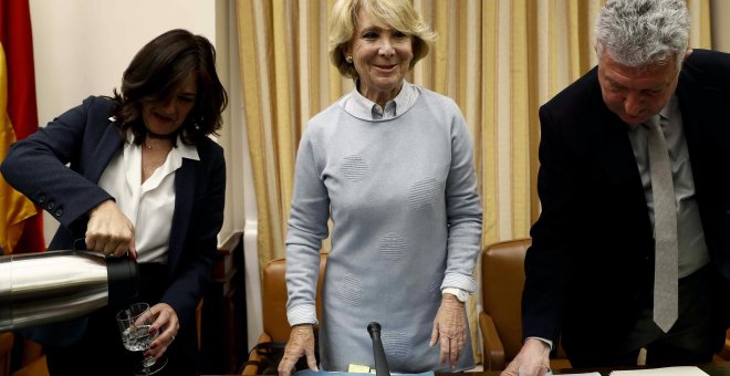 La expresidenta de la Comunidad de Madrid Esperanza Aguirre (c), junto al presidente de la comisión Pedro Quevedo (d), a su llegada para comparecer ante la Comisión de Investigación relativa a la presunta financiación ilegal del PP en el Congreso de los D