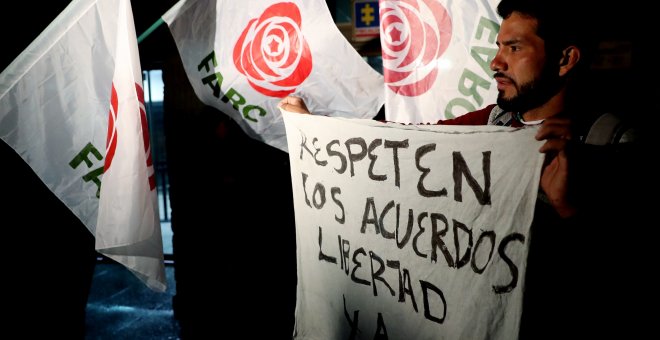 Simpatizantes del partido Fuerza Alternativa Revolucionaria del Común (FARC) protestan en contra de la captura del líder exguerrillero y dirigente de ese partido, Jesús Santrich. EFE