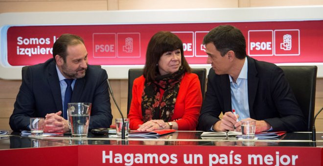 De izquierda a derecha, el secretario de Organización del PSOE, José Luis Ábalos, la presidenta de la formación, Cristina Narbona, y el secretario general, Pedro Sánchez, durante la reunión de la Permanente del PSOE en la sede socialista de la calle Ferra