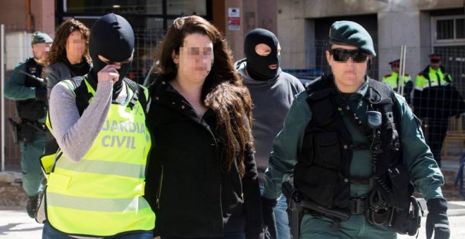 Los agentes de la Guardia Civil trasladan a la activista integrante de los CDR/EFE