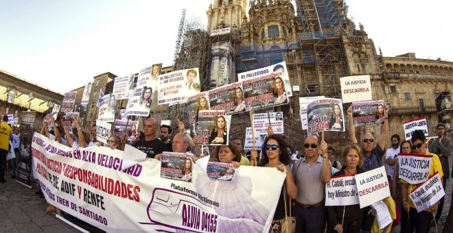 Concentración en la Plaza del Obradoiro, en Santiago de Compostela, de las víctimas del accidente del Alvia. EFE