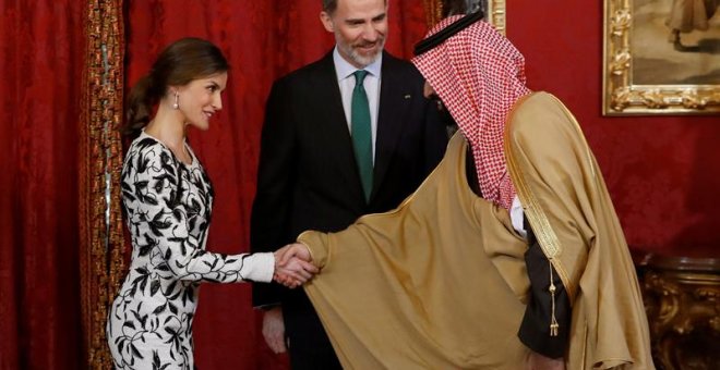 El rey Felipe y la reina Letizia , momentos antes del almuerzo ofrecido en honor del príncipe heredero de Arabia Saudí, Mohamed bin Salmán, hoy en el Palacio Real con motivo de su visita oficial a España. EFE/Emilio Naranjo