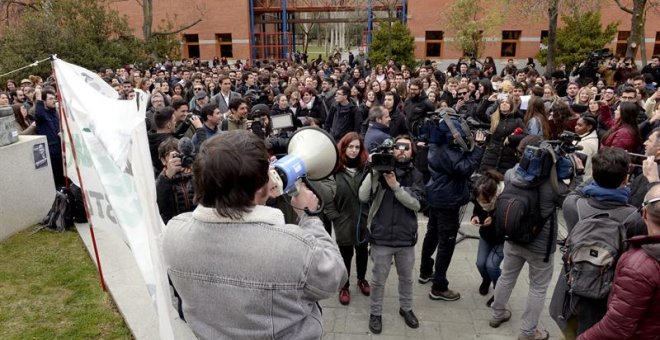 Un grupo de estudiantes de la Universidad Rey Juan Carlos (URJC), convocados por las Asambleas de Estudiantes, protestan tras las supuestas irregularidades del máster en Derecho Público del Estado Autonómico que obtuvo la presidenta de la Comunidad de Mad