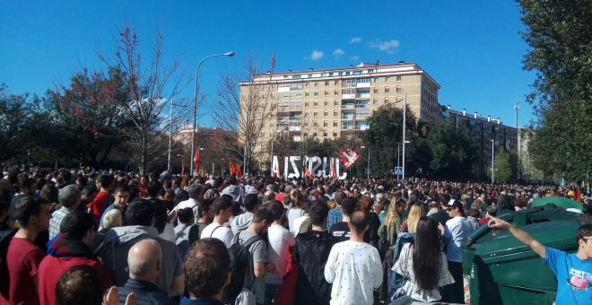 Numerosas personas apoyan, pidiendo "Justicia" y diciendo que "no es terrorismo" lo que ocurrió en Altsasu. / POD. PAMPLONA