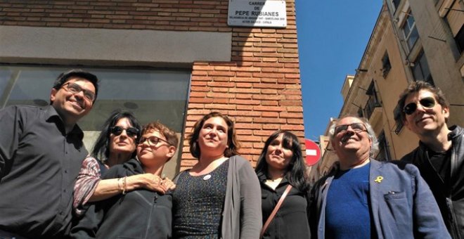 Ada Colau y personajes públicos en la inauguración de la calle Pepe Rubianes en Barcelona/EP