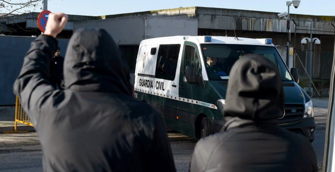 l juicio por la agresión a dos guardias civiles y sus parejas en Alsasua (Navarra) empieza hoy en la Audiencia Nacional envuelto en polémica por la acusación de terrorismo que pesa sobre los 8 jóvenes acusados de estos hechos y para quienes el fiscal pide