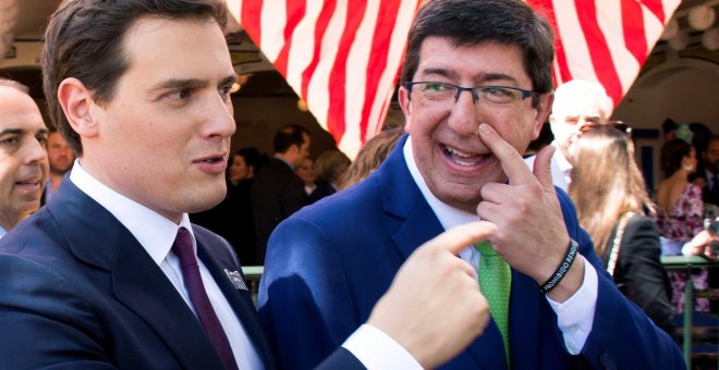 El presidente de Ciudadanos, Albert Rivera junto al líder de su partido en Andalucía, Juan Marín, durante su visita la Feria de Abril de Sevilla. EFE