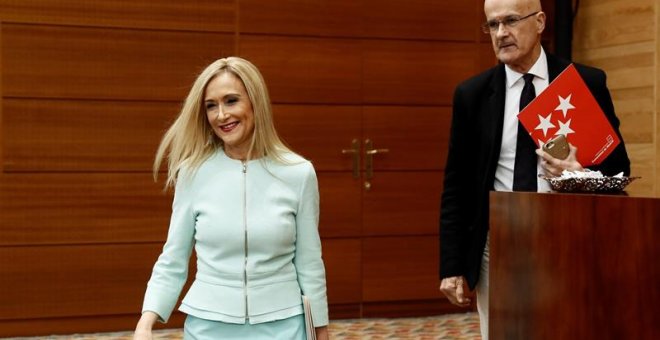 La presidenta de la Comunidad de Madrid, Cristina Cifuentes, en el pleno de la Asamblea regional, donde hoy Cifuentes responde a cuestiones relacionadas con el polémico máster que cursó en la Universidad Rey Juan Carlos (URJC), mientras la presidenta del