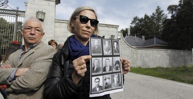 Silvia Navarro, de la Asociación de Familiares Pro Exhumación de los Republicanos del Valle de los Caídos, y Francisco Casado Blesa, nieto y sobrino nieto de José y Antonio Casado, en la entrada del Valle de los Caídos. EFE/Paolo Aguilar