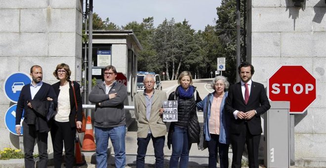 Miembros de las dos familias que han pedido las exhumaciones de sus allegados en el Valle de los Caídos y su abogado, Eduardo Ranz, a la entrada del recinto donde Patrimonio Nacional les ha impedido entrar. EFE