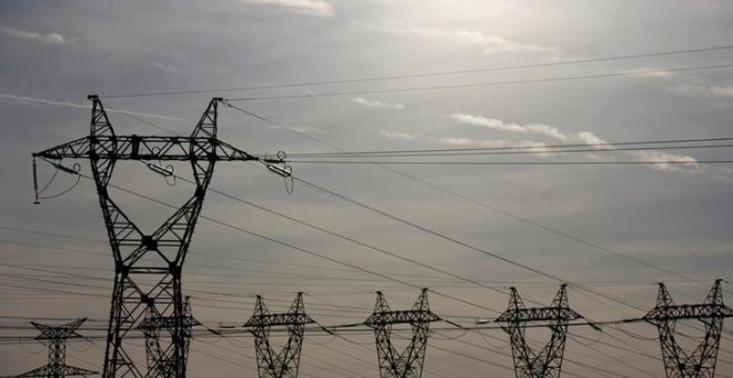 Torres de alta tensión de la eléctrica EDF cerca de la localidad francesa de Valenciennes. REUTERS/Pascal Rossignol