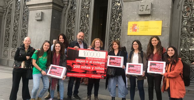 Representantes de la asociación Prodein de Melilla frente al Ministerio de Educación. / J.G