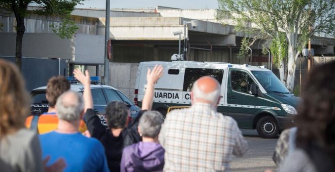 Varias personas protestan durante la octava jornada del juicio en la Audiencia Nacional por la agresión a dos guardias civiles en Altsasu. / EFE