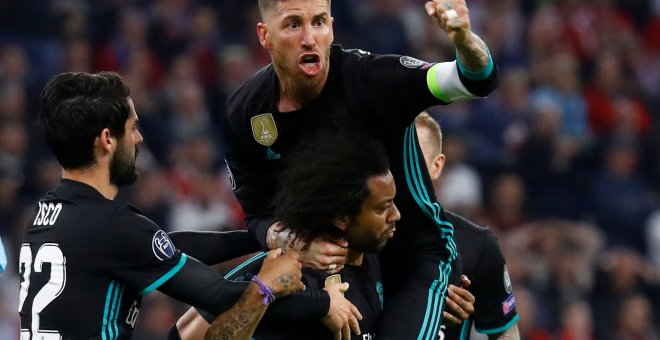 Los jugadores del Real Madrid celebran el primer tanto anotado por Marcelo. - REUTERS