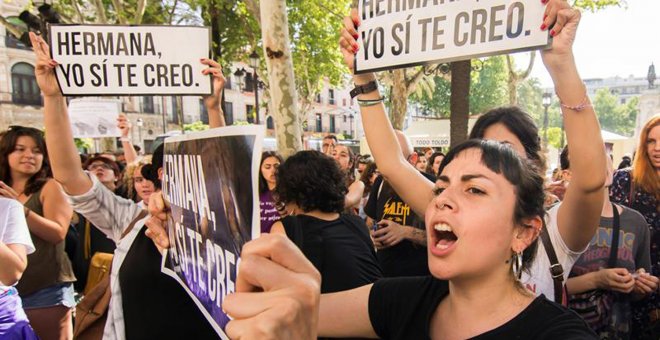 Varios centenares de personas, en su mayoría mujeres, se han concentrado hoy en Sevilla.- EFE