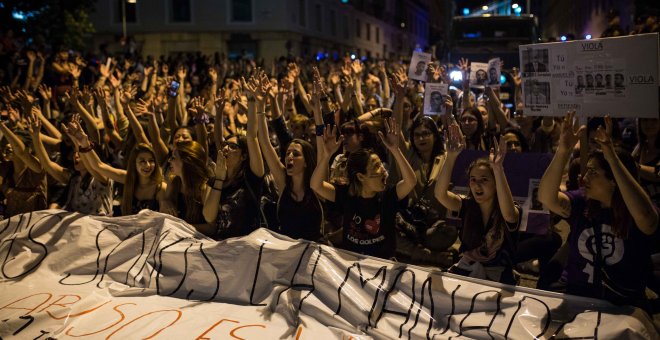 Manifestantes  contra la sentencia a los miembros de 'la manada', a las puertas del congreso de los Diputados, en Madrid.- JAIRO VARGAS