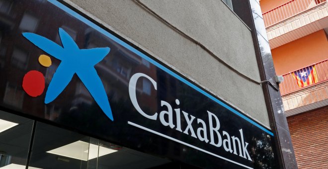 Una oficina de Caixabank en Barcelona. REUTERS/Yves Herman