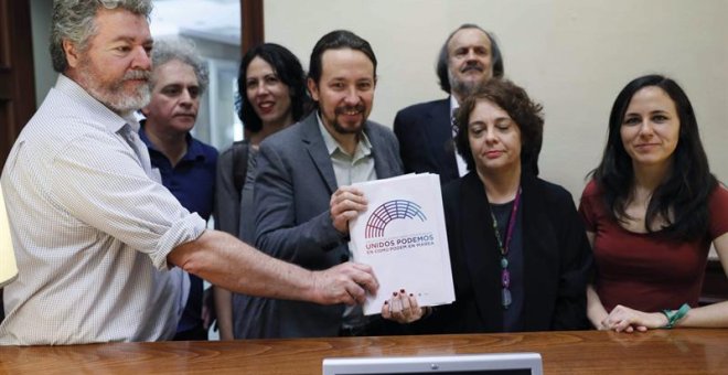 El líder de Podemos, Pablo Iglesias, junto a Ione Belarra, Marcelo Expósito, Juan Antonio López, Eva García, Miguel Anxo Fernández y Gloria Elizo tras presentar las 21 proposiciones de ley vetadas por el Gobierno del PP esta legislatura./ EFE