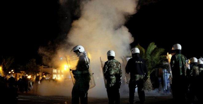 Policías antidisturbios griegos en la plaza de Mitelene, capital de la isla griega de Lesbos, donde grupos de ultraderecha atacaron e hirieron a decenas de refugiados el pasado domingo 22 de abril.- REUTERS.