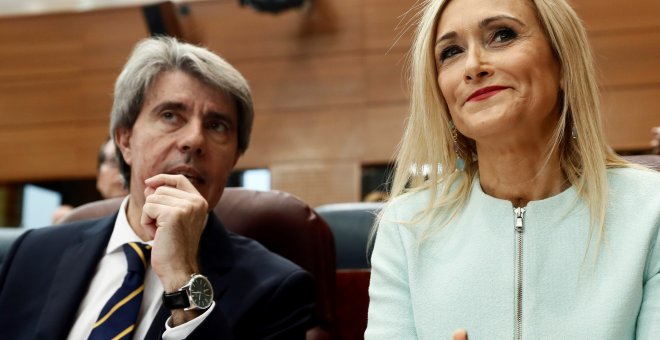 La expresidenta de la Comunidad de Madrid, Cristina Cifuentes, junto al presidente en funciones, Ángel Garrido. EFE