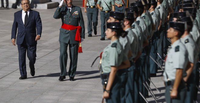 Juan Ignacio Zoido pasa revista. - EFE