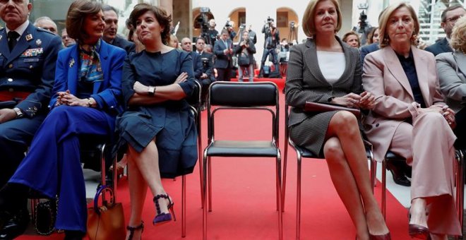 .- La presidenta de la Asamblea de Madrid, Paloma Adrados 1(i), la vicepresidenta del Gobierno, Soraya Sáenz de Santamaría (2i), la secretaria general del PP y ministra de Defensa, María Dolores de Cospedal (2d), y la delegada del Gobierno, Concepción Dan