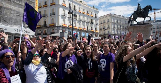 Concentración feminista contra el fallo judicial de La Manada en la Puerta del Sol, coincidiendo con el acto conmemorativo de la Fiesta del 2 de Mayo, celebrado en la Real Casa de Correos de Madrid. EFE/Luca Piergiovanni