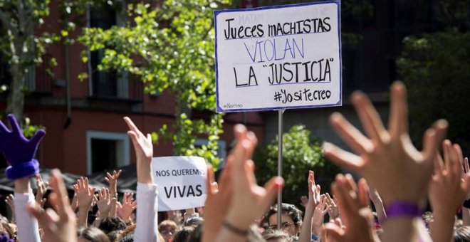 Concentración feminista contra el fallo judicial de La Manada en la Puerta del Sol, coincidiendo con el acto conmemorativo de la Fiesta del 2 de Mayo, celebrado en la Real Casa de Correos de Madrid. EFE/Luca Piergiovanni