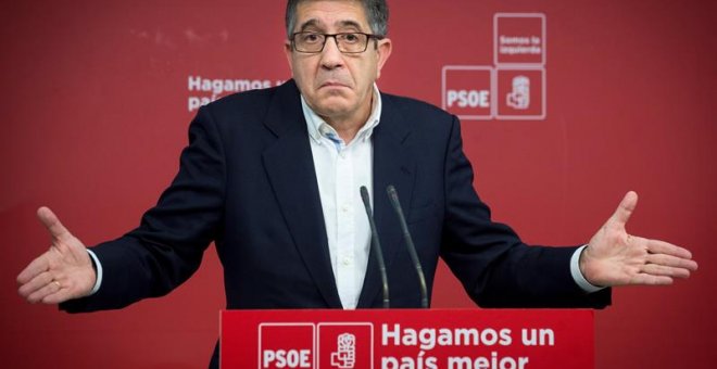 El secretario de Política Federal del PSOE y exlehendakari, Patxi López, durante la rueda de prensa ofrecida hoy en Ferraz en la que ha pedido que no se mezcle la política penitenciaria con el anuncio de disolución de ETA y ha defendido el acercamiento de