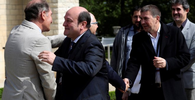 El presidente del PNV, Andoni Ortuzar, y el dirigente de la izquierda abertzale, Arnaldo Otegi, saludan a Brian Currin antes del inicio de la reunión en la localidad vascofrancesa de Cambo-les-Bains para avalar  el fin de ETA. EFE/Juan Herrero