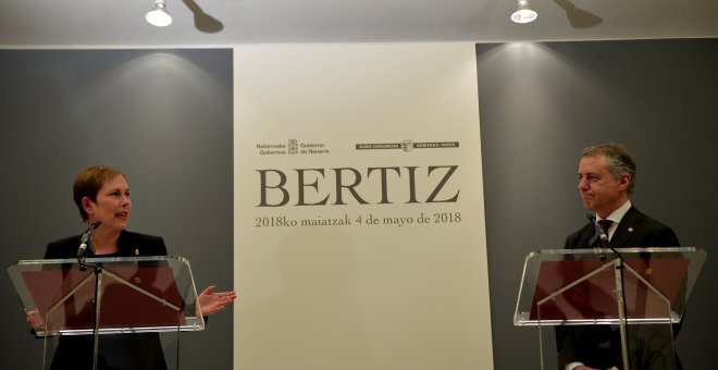 La presidenta de Navarra, Uxue Barkos, y el lehendakari, Iñigo Urkullu, durante la declaración institucional que han realizado en el Señorio de Bertiz ante los medios de comunicación tras haberse producido el anuncio de disolución de ETA. REUTERS/Vincent