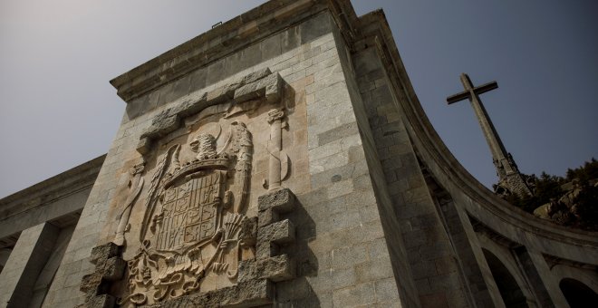 Un gran escudo de armas franquista en el Valle de los Caídos. REUTERS / Juan Medina