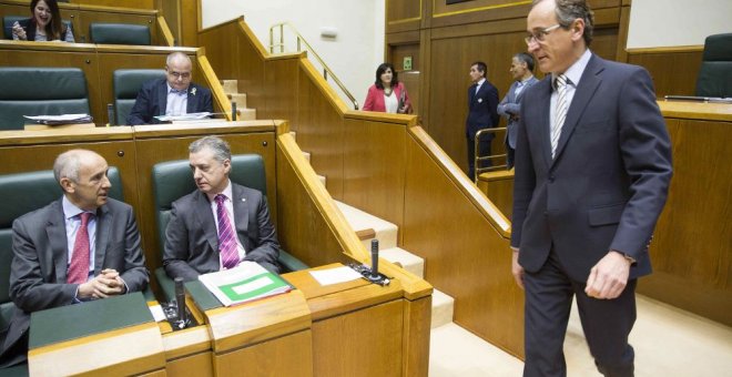 El presidente del PP vasco, Alfonso Alonso, pasa ante el lehendakari Iñigo Urkullu a su llegada al salón de plenos del Parlamento Vasco. EFE/David Aguilar