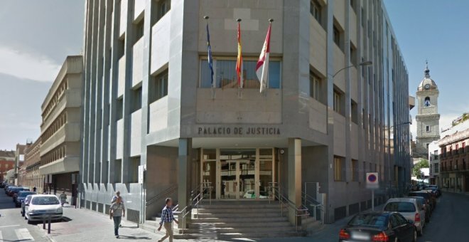 Vista de la puerta del Palacio de Justicia de Ciudad Real. / Maps