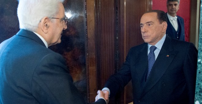 El presidente italiano Sergio Mattarella saluda al líder de Forza Italia, Silvio Berlusconi, durante la tercera ronda de contactos para intentar formar un Gobierno en Italia. /REUTERS