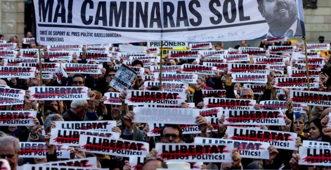 Aspecto de la concentración en la plaza Sant Jaume de Barcelona, en solidaridad con Oriol Junqueras y Joaquim Forn el pasado 2 de mayo. /EFE