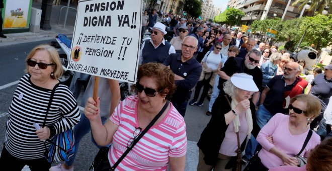 Varias mujeres en una manifestación de pensionistas, en Valencia. REUTERS/Heino Kalis